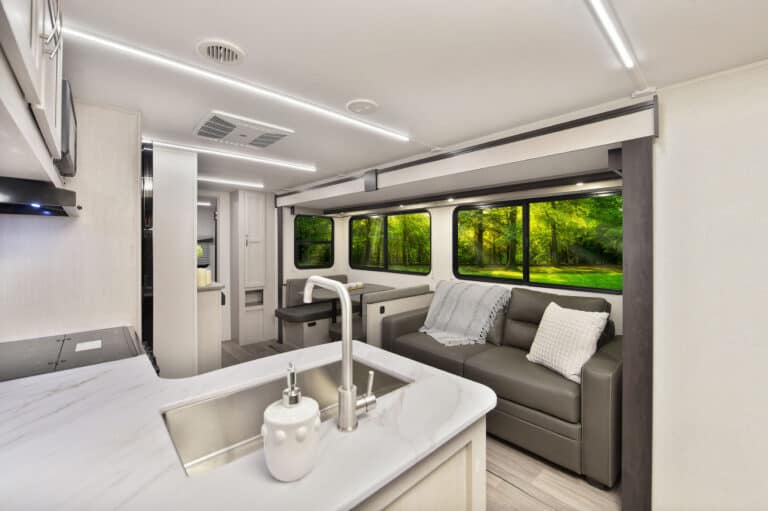 2026 Cruiser RV Shadow Cruiser 330BHS photo 4